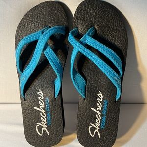 NWOT Skechers Yoga foam flip flops thong sandals Women’s size 8